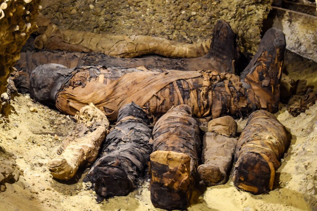 Découverte Incroyable en Égypte : des Momies de Plus de 2000 Ans Révélées