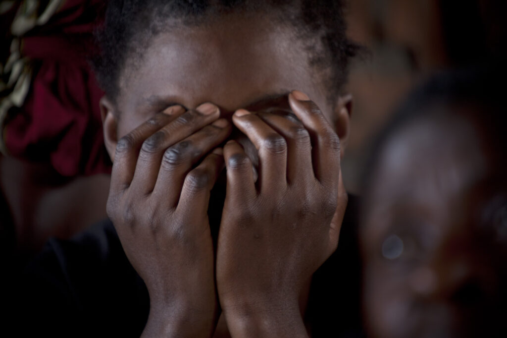 Kolda : Une mineure âgée de 11 ans, retrouvée mariée à un fidèle de la secte “Mbackerouhou” de Saré Ngagne