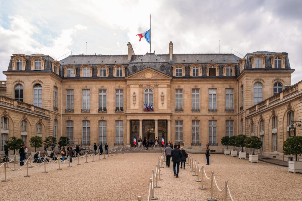 Façade du palais de l'Élysée, résidence officielle du président de la République française, siège du sommet sur le détroit d'Ormuz du 17 avril 2026